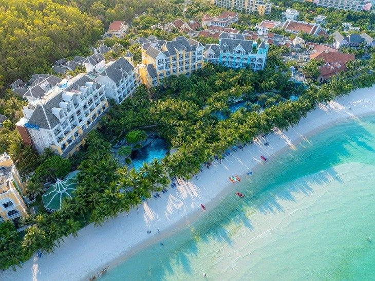 Tọa lạc cách khu vực trung tâm Dương Đông (cũ) khoảng 25km, Bãi Kem – còn gọi là Bãi Khem – từng được chuyên trang Fly Network (Canada) bình chọn vào top 50 bãi biển đẹp nhất hành tinh năm 2018. Danh hiệu mới từ World Travel Awards 2025 được xem là sự ghi nhận tiếp nối cho vẻ đẹp bền vững của bãi biển này.