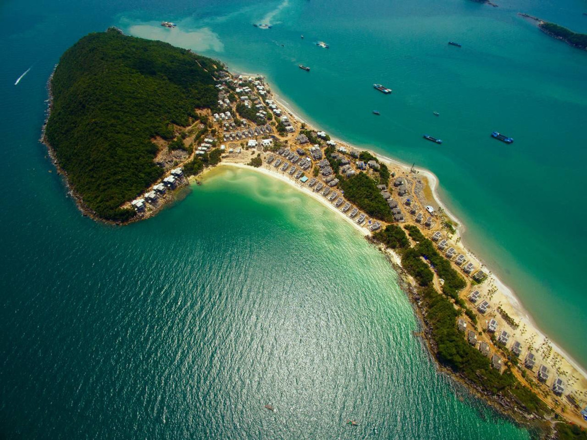 Theo nhiều du khách, khoảng thời gian từ tháng 6 đến tháng 9 là mùa đẹp nhất để ghé thăm Bãi Kem. Biển lặng, nắng dịu, mặt nước xanh trong phản chiếu ánh trời tạo nên khung cảnh đặc trưng của một thiên đường nghỉ dưỡng nhiệt đới. Ảnh Banzan Travel