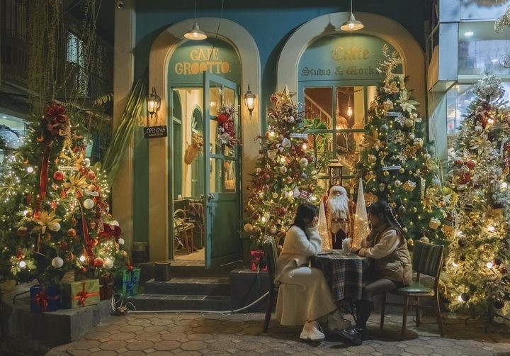 Các quán bar, quán cà phê quanh phố cổ cũng nhộn nhịp với âm nhạc và đồ uống mùa lạnh, tạo nên không gian vui chơi đa dạng cho du khách trẻ và các nhóm bạn. Ảnh Internet