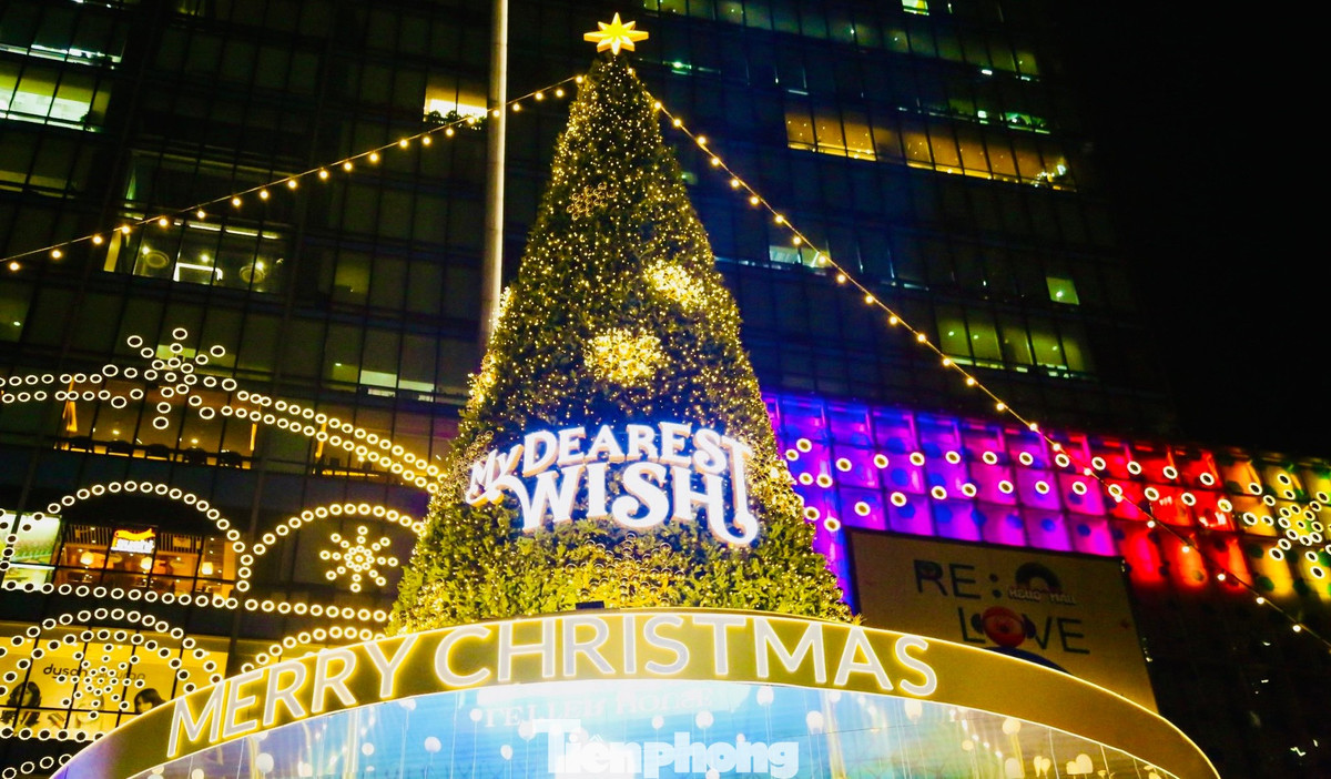Các trung tâm thương mại lớn cũng không kém phần rực rỡ. Cây thông Noel cao hàng chục mét, tiểu cảnh tuyết nhân tạo và các góc chụp hình lung linh thu hút đông đảo du khách, đặc biệt là gia đình có trẻ nhỏ. Nhiều trung tâm còn tổ chức biểu diễn âm nhạc, trò chơi tương tác và hoạt động với ông già Noel, tạo nên trải nghiệm Giáng sinh hiện đại, tiện lợi và vui nhộn. Ảnh Báo Tiền phong