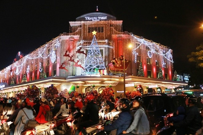 Không xa đó, khu vực Hồ Gươm trở nên nhộn nhịp với phố đi bộ rực rỡ ánh đèn, nhóm nhạc đường phố trình diễn những bản nhạc Giáng sinh quen thuộc, mang đến trải nghiệm vừa gần gũi vừa sống động cho du khách. Ảnh Internet