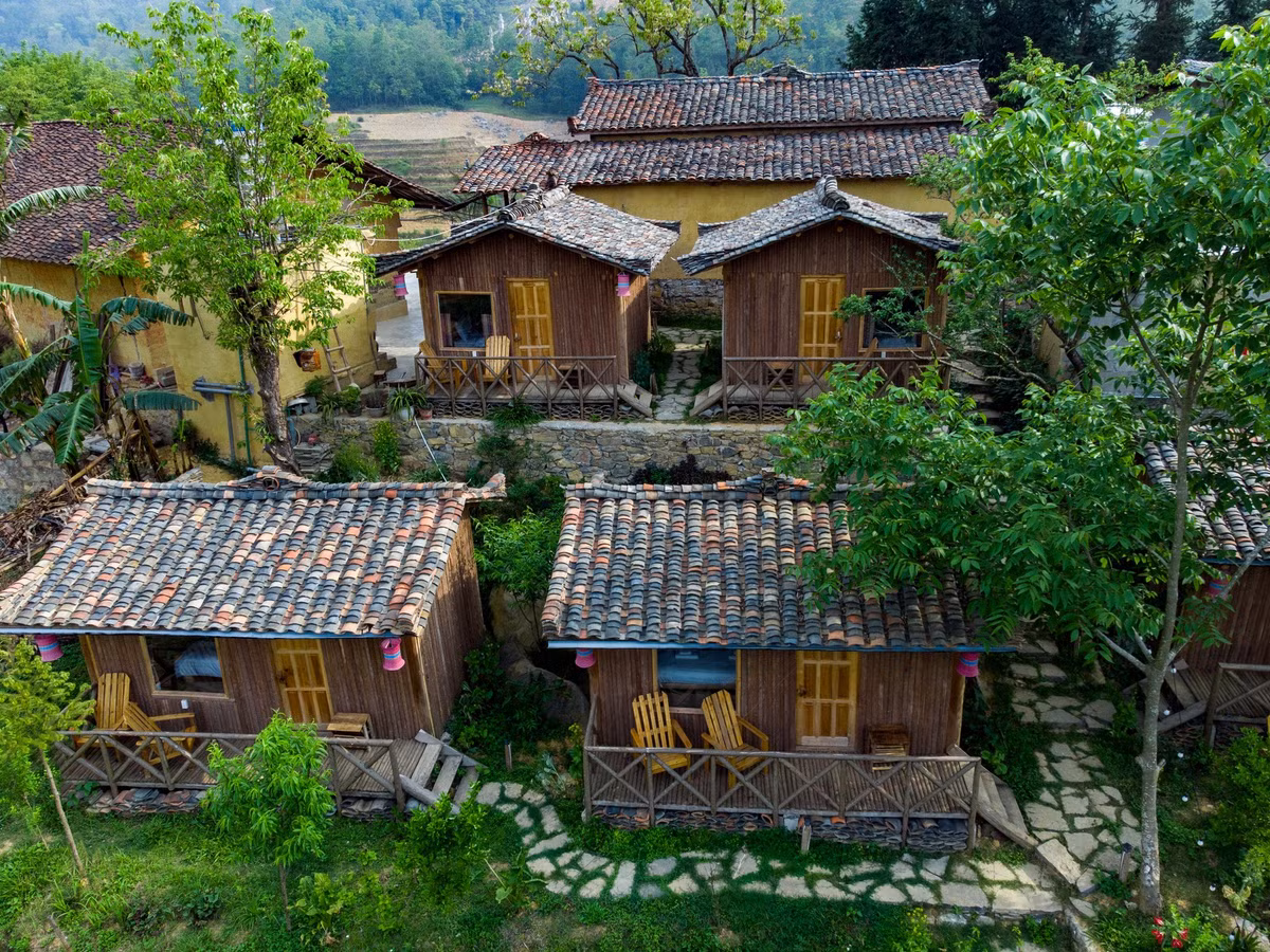 Không có tiếng còi xe, không hàng quán ồn ào, Thèn Pả chỉ có tiếng gà gáy sáng, tiếng trẻ nhỏ nô đùa, và mùi khói bếp quen thuộc vấn vít trong làn sương sớm. Ảnh Internet