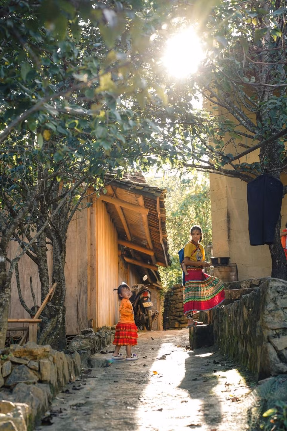 Nếu có dịp, hãy thử trải nghiệm một đêm ngủ lại làng. Nhiều căn nhà cổ được cải tạo thành homestay nhỏ, giữ nguyên kiến trúc truyền thống nhưng có thêm chăn ấm, nước nóng, đầy đủ tiện nghi cơ bản. Trong cái se lạnh miền biên viễn, ngồi bên bếp củi đỏ rực, nghe người già kể chuyện về lễ Gầu Tào, Tết cổ truyền hay phong tục dựng vợ gả chồng – ấy là lúc du khách thật sự được “sống như người Mông” giữa đại ngàn. Ảnh Hiếu Nguyễn Trần