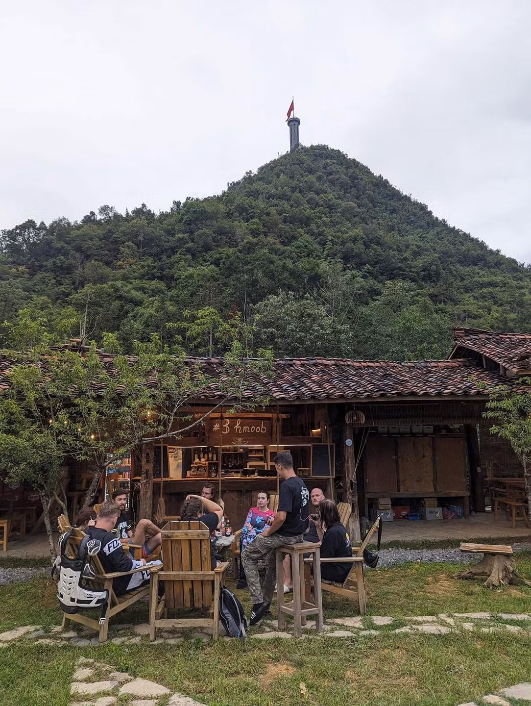 Không chỉ có cảnh sắc, Thèn Pả còn giữ trọn những giá trị văn hóa truyền thống. Người Mông nơi đây vẫn sống với nghề canh tác nương rẫy, nuôi gà lợn, dệt vải lanh, rèn dao hay nấu rượu ngô bằng men lá – tất cả đều thủ công và bền bỉ qua năm tháng. Một số hộ gia đình sẵn lòng mở cửa đón khách lạ, chia sẻ bữa cơm giản dị với rau rừng, thịt treo bếp, bát rượu ngô nồng ấm tình người miền núi. Ảnh Hiếu Nguyễn Trần