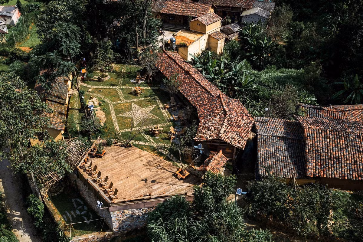 Vượt qua con đường đất đỏ gập ghềnh, Thèn Pả hiện ra trong tầm mắt với những ngôi nhà đất cổ vàng ruộm, nằm rải rác trên sườn núi. Những bức tường dày từ đất nện, mái ngói âm dương hay lá cọ, bao quanh là hàng rào đá và những vạt ruộng bậc thang, tất cả tạo nên một không gian mang đậm dấu ấn miền cao. Ảnh Internet