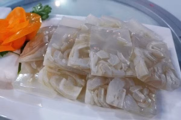 Khi thạch đông, bạn có thể cắt thành từng miếng vừa ăn, kết hợp với nước chấm theo khẩu vị hoặc trộn đều trong các món salad, đều rất ngon. Món thạch bì lợn không chỉ mang lại trải nghiệm ẩm thực hấp dẫn với vị giòn mềm, đậm đà hương vị, mà còn là nguồn collagen tự nhiên giúp da duy trì độ đàn hồi và mịn màng. Ảnh minh họa