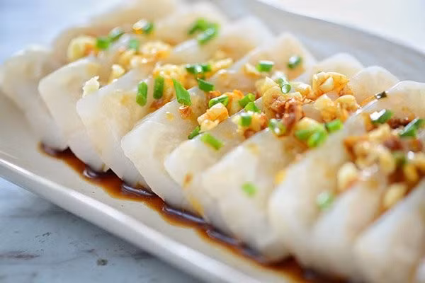 Với cách chế biến đơn giản, nguyên liệu dễ tìm, thạch bì lợn là lựa chọn lý tưởng để gia đình bạn vừa thưởng thức món ngon, vừa chăm sóc sức khỏe và làn da trong mùa thu hanh khô. Món ăn này cũng có thể chuẩn bị trước, bảo quản trong tủ lạnh và dùng dần, phù hợp cho cả bữa chính lẫn bữa ăn nhẹ. Ảnh minh họa