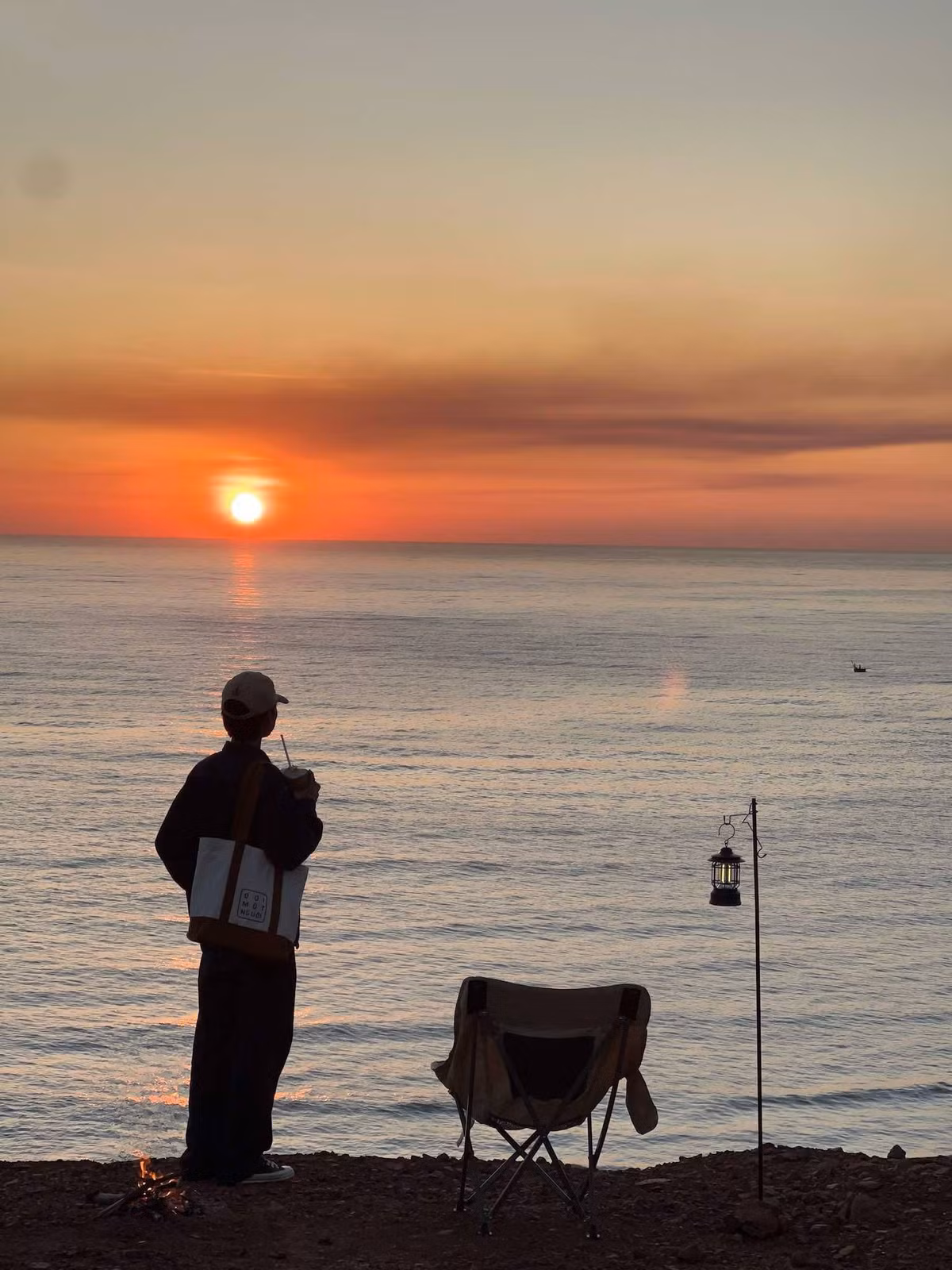 Vào buổi sáng, ánh nắng len qua hàng thông tạo nên bức tranh rừng núi dịu dàng. Chiều xuống, bãi biển yên ả phủ màu hoàng hôn vàng rực, sóng nhẹ vỗ bờ – tất cả như một khúc nhạc nhẹ nhàng dành cho những tâm hồn muốn tìm lại sự cân bằng. Ảnh Phương Thảo