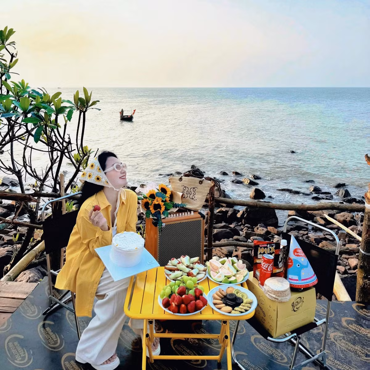 Ngoài tắm biển, nghỉ dưỡng và đi dạo trong rừng, du khách có thể trải nghiệm cắm trại qua đêm, đốt lửa trại, chèo kayak nhẹ nhàng trên mặt nước hoặc khám phá các làng chài gần đó để tìm hiểu đời sống ngư dân địa phương. Ảnh Thu Hoài