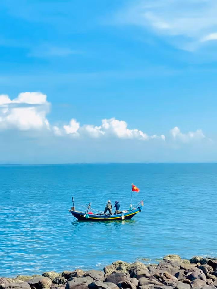 Khác với các bãi biển nổi tiếng như Cửa Lò hay Sầm Sơn, bãi Lữ không ồn ào, không chen chúc hàng quán, mà giữ nguyên được vẻ đẹp hoang sơ, hài hòa giữa biển cả và rừng thông. Ảnh James Tuấn Anh