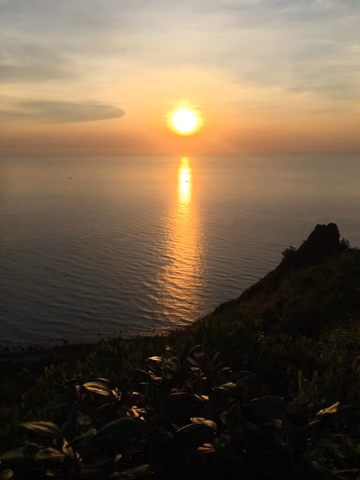 Bãi Lữ hiện có một số khu nghỉ dưỡng ẩn mình trong rừng thông hoặc nằm sát biển, chủ yếu là các khách sạn và resort quy mô nhỏ. Mô hình lưu trú ở đây hướng tới sự thư giãn tối đa, hòa mình vào thiên nhiên. Từ ban công phòng nghỉ, du khách có thể phóng tầm mắt ra biển hoặc đón bình minh xuyên qua rặng thông trước hiên nhà. Ảnh Phương Thảo