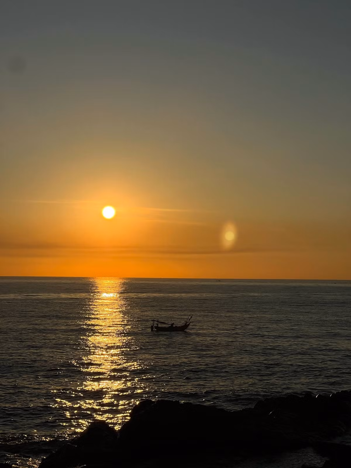 Gần bãi biển, du khách còn có thể ghé các chợ quê nhỏ để mua đặc sản địa phương như nhút Thanh Chương, tương Nam Đàn, kẹo Cu Đơ hay cam Xã Đoài – những món quà mang đậm hương vị xứ Nghệ. Ảnh Phương Thảo