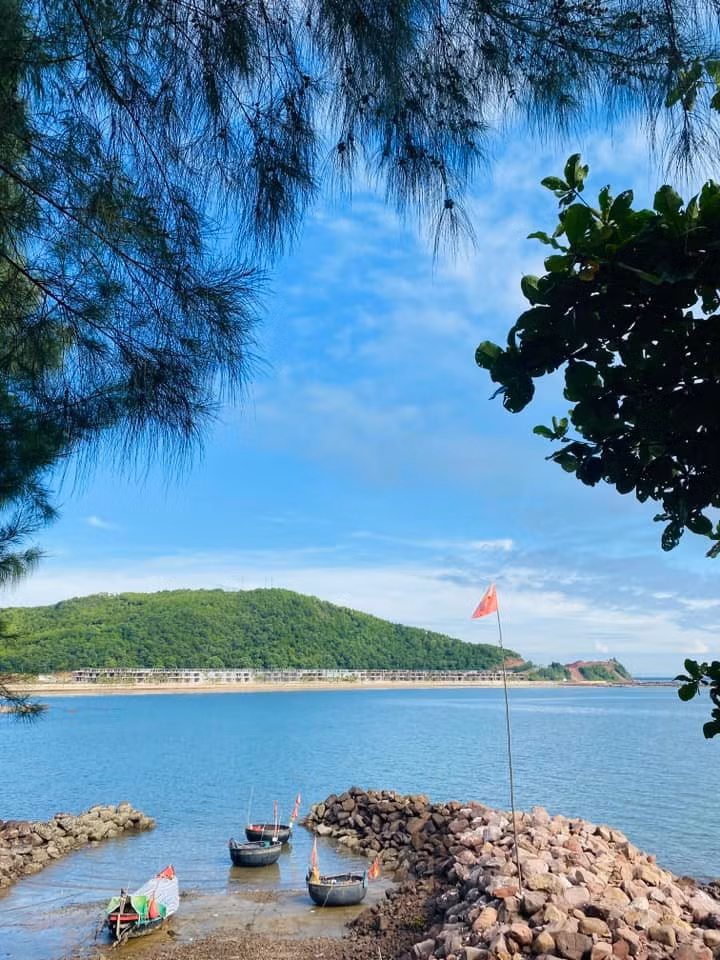 Các món như mực nháy nướng, cá thu một nắng, ghẹ hấp bia, ốc biển hấp sả… được chế biến tại chỗ, giữ nguyên vị ngọt tự nhiên của biển.