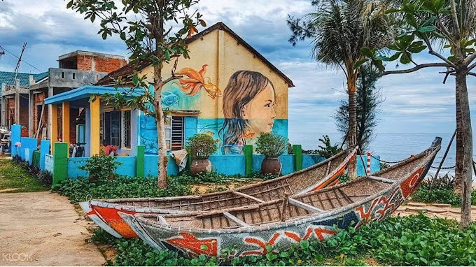 Ở miền Trung, Tam Kỳ (Quảng Nam cũ) đang dần định hình hình ảnh một điểm đến du lịch bền vững với gam màu riêng. Không ồn ào như Hội An, thành phố này hấp dẫn du khách bởi những giá trị văn hóa và lịch sử được gìn giữ, từ Làng bích họa Tam Thanh đến Tượng đài Mẹ Thứ và những làng quê ven biển. Ảnh iVIVU