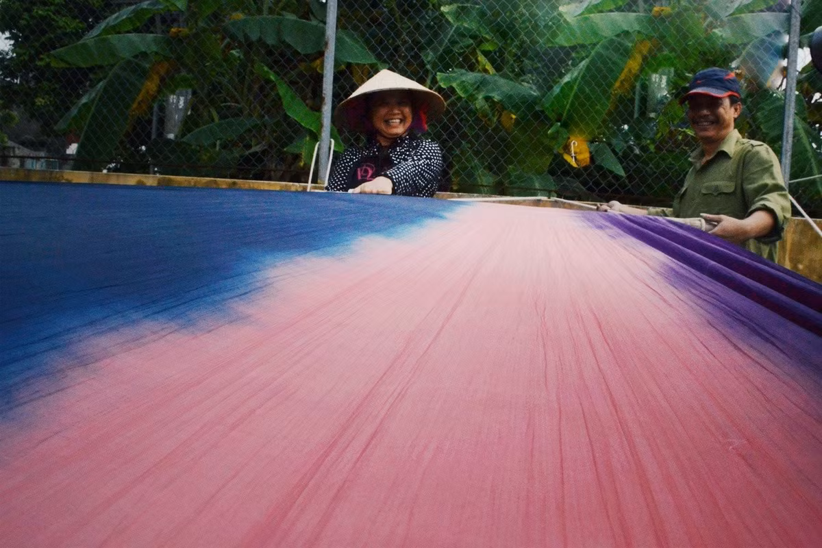 Giữa quá trình đô thị hóa nhanh, Phủ Lý (Hà Nam cũ) nổi lên như một điểm dừng chân giữ được sự cân bằng giữa cũ và mới. Thành phố được xem là cửa ngõ kết nối các làng nghề nổi tiếng của đồng bằng Bắc Bộ như làng trống Đọi Tam, làng lụa Nhạ Xá. Ảnh Huyền Chi