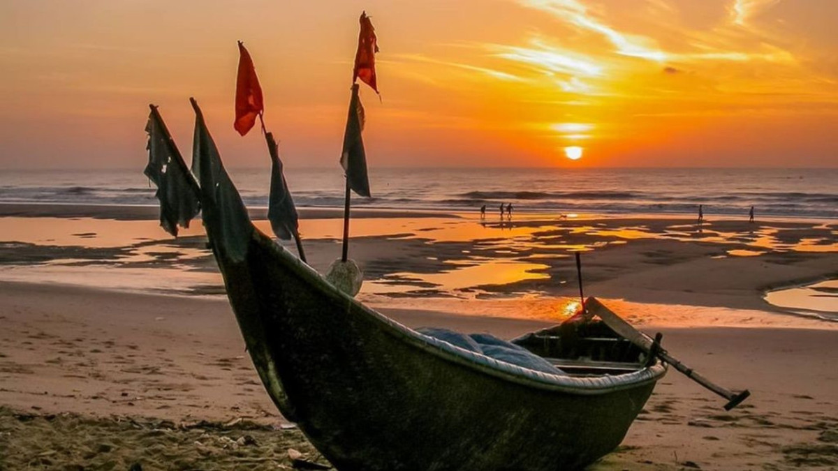 Không xa Hồ Tràm là Phước Hải – một bãi biển vẫn chưa được khai thác du lịch ồ ạt nên còn rất mộc mạc, bình dị. Nét đẹp của Phước Hải nằm ở sự kết hợp giữa biển cả và núi non. Buổi sáng có thể leo núi Minh Đạm – nơi lưu giữ nhiều dấu tích lịch sử – và buổi chiều lại thả mình xuống làn nước biển mát lành, thư giãn tuyệt đối. Ảnh MiA