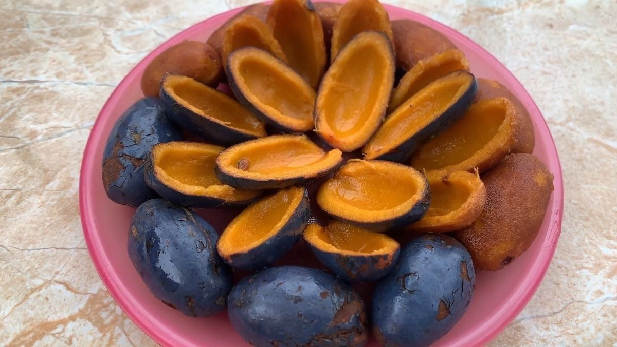 Ngoài các vitamin thiết yếu, quả cọ còn chứa nhiều hợp chất như axit lauric, axit capric, axit oleic, squalene, phenolic cùng các acid béo và khoáng chất khác. Nhờ sự kết hợp của những thành phần này, quả cọ không chỉ có giá trị ẩm thực mà còn góp phần bổ sung dưỡng chất tự nhiên cho cơ thể. Ảnh minh họa/ Nguồn internet