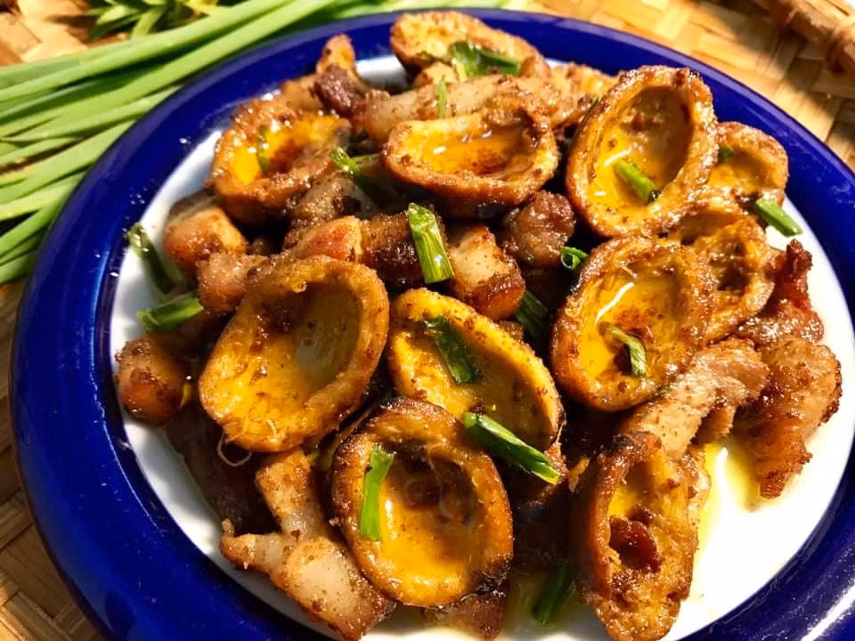 Quả cọ là món ăn dân dã nhưng giàu giá trị dinh dưỡng. Khi được lựa chọn kỹ, chế biến đúng cách và sử dụng với lượng phù hợp, loại quả đặc trưng này không chỉ làm phong phú bữa ăn mà còn góp phần chăm sóc sức khỏe một cách tự nhiên. Ảnh Foodnews