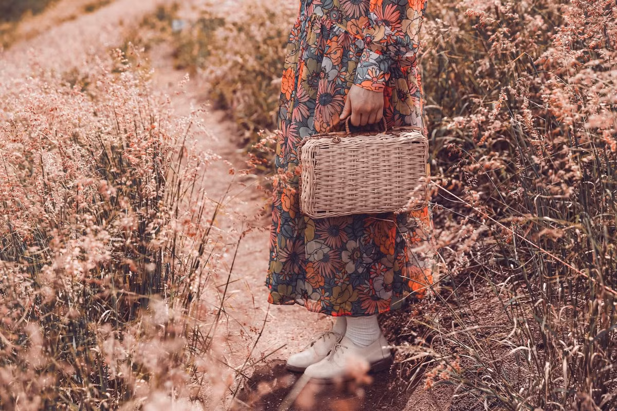 Nếu có ba ngày ở Đà Lạt dịp này, du khách có thể kết hợp ngắm cỏ hồng, săn mây, ngắm hoa dã quỳ và thưởng thức đặc sản địa phương. Ngày đầu tiên, dậy sớm săn mây ở đồi chè Cầu Đất, sau đó men theo cung đường hoa dã quỳ Tà Nung – đèo Mimosa, dừng chân tại Tiệm cà phê Túi Mơ To hoặc Mây Lang Thang ngắm hoàng hôn. Tối đến, dạo chợ đêm Đà Lạt, thưởng thức bánh tráng nướng, sữa đậu nành và khoai nướng nóng hổi. Ảnh Nguyễn Tien Dat