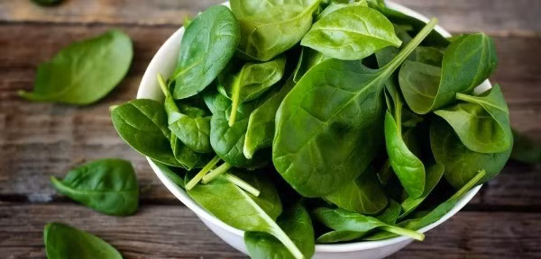 Bên cạnh chuối, rau chân vịt hay còn gọi là rau bina là loại rau lá xanh có hàm lượng kali cao. Khoảng 100 g rau chân vịt đã nấu chín cung cấp hơn 550 mg kali, đồng thời chứa nhiều magie và folate – những dưỡng chất cần thiết cho mạch máu và hoạt động của tim.