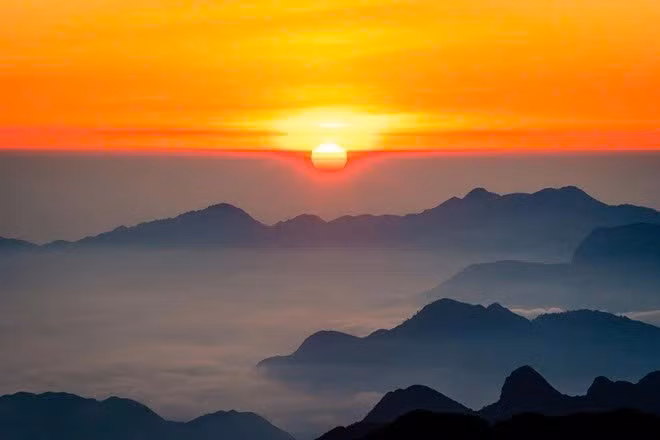 Từ thị trấn Sa Pa, chỉ mất hơn 10 phút di chuyển để đến ga cáp treo Fansipan Legend – điểm xuất phát cho hành trình chạm tới bầu trời. Cáp treo đưa du khách vượt qua thung lũng Mường Hoa, lướt qua những triền núi trập trùng, nơi mây trắng vờn quanh như dải lụa khổng lồ. Ảnh Bùi Văn Hải