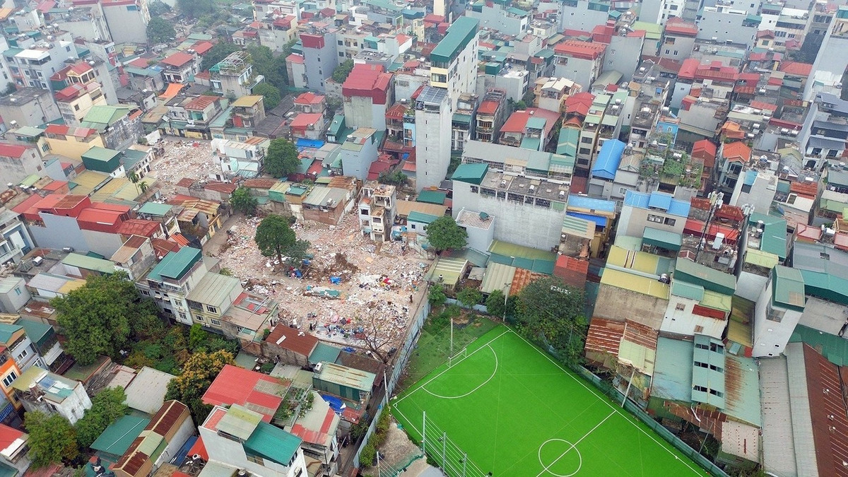 Bên cạnh đó, UBND phường Khương Đình đã điều chỉnh, bổ sung kế hoạch lựa chọn nhà thầu Dự án đầu tư xây dựng đường Vành đai 2,5 đoạn Nguyễn Trãi – Đầm Hồng. Theo kế hoạch điều chỉnh, 3/4 gói thầu quan trọng được đẩy sớm thời gian tổ chức lựa chọn nhà thầu từ quý II/2026 lên ngay trong quý I/2026. Ngoài ra, chủ đầu tư cũng điều chỉnh tổng giá trị các gói thầu và dự phòng phí theo hướng cập nhật sát hơn với thực tế, phù hợp biến động giá và yêu cầu kỹ thuật.