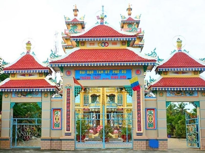 Cũng tại khu vực Ninh Sơn, Thánh thất Ninh Sơn là một trong những công trình tiêu biểu của đạo Cao Đài ở Tây Ninh. Thánh thất nổi bật với kiến trúc hài hòa, màu sắc trang nhã, không gian trang nghiêm nhưng gần gũi. Đây không chỉ là nơi sinh hoạt tín ngưỡng của các tín đồ mà còn là điểm đến thu hút du khách muốn tìm hiểu đời sống tôn giáo địa phương. Tham dự các nghi lễ tại thánh thất, nhiều người cảm nhận rõ nhịp sống chậm rãi, an nhiên đặc trưng của vùng đất Tây Ninh. Ảnh datviettour