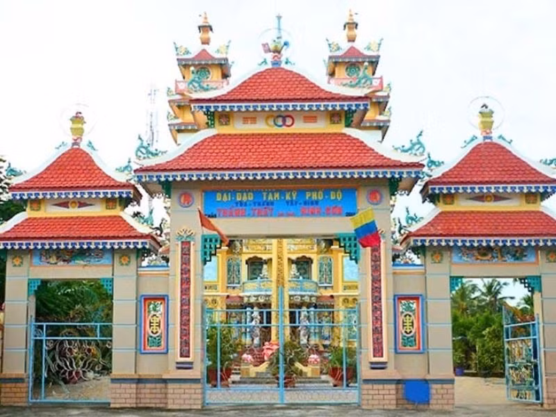 Cũng tại khu vực Ninh Sơn, Thánh thất Ninh Sơn là một trong những công trình tiêu biểu của đạo Cao Đài ở Tây Ninh. Thánh thất nổi bật với kiến trúc hài hòa, màu sắc trang nhã, không gian trang nghiêm nhưng gần gũi. Đây không chỉ là nơi sinh hoạt tín ngưỡng của các tín đồ mà còn là điểm đến thu hút du khách muốn tìm hiểu đời sống tôn giáo địa phương. Tham dự các nghi lễ tại thánh thất, nhiều người cảm nhận rõ nhịp sống chậm rãi, an nhiên đặc trưng của vùng đất Tây Ninh. Ảnh datviettour