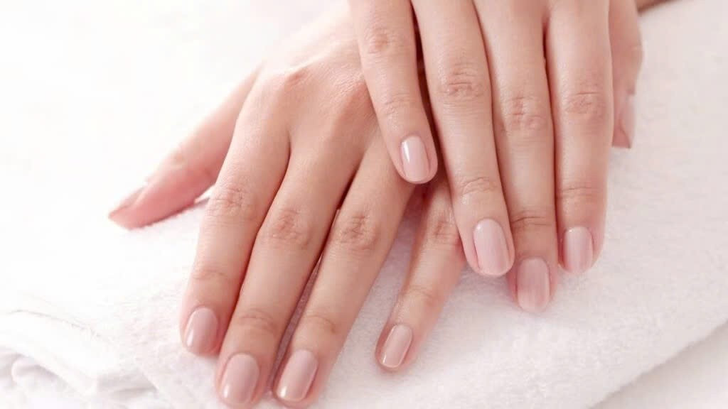 Móng tay không chỉ là một chi tiết nhỏ trên cơ thể mà còn phản ánh phần nào thói quen sinh hoạt, sự chăm chút bản thân và cả tình trạng sức khỏe. Một bộ móng sạch sẽ, hồng hào, chắc khỏe luôn tạo cảm giác gọn gàng, tinh tế và giúp đôi tay trở nên cuốn hút hơn, ngay cả khi không cần sơn sửa cầu kỳ. Ảnh minh họa