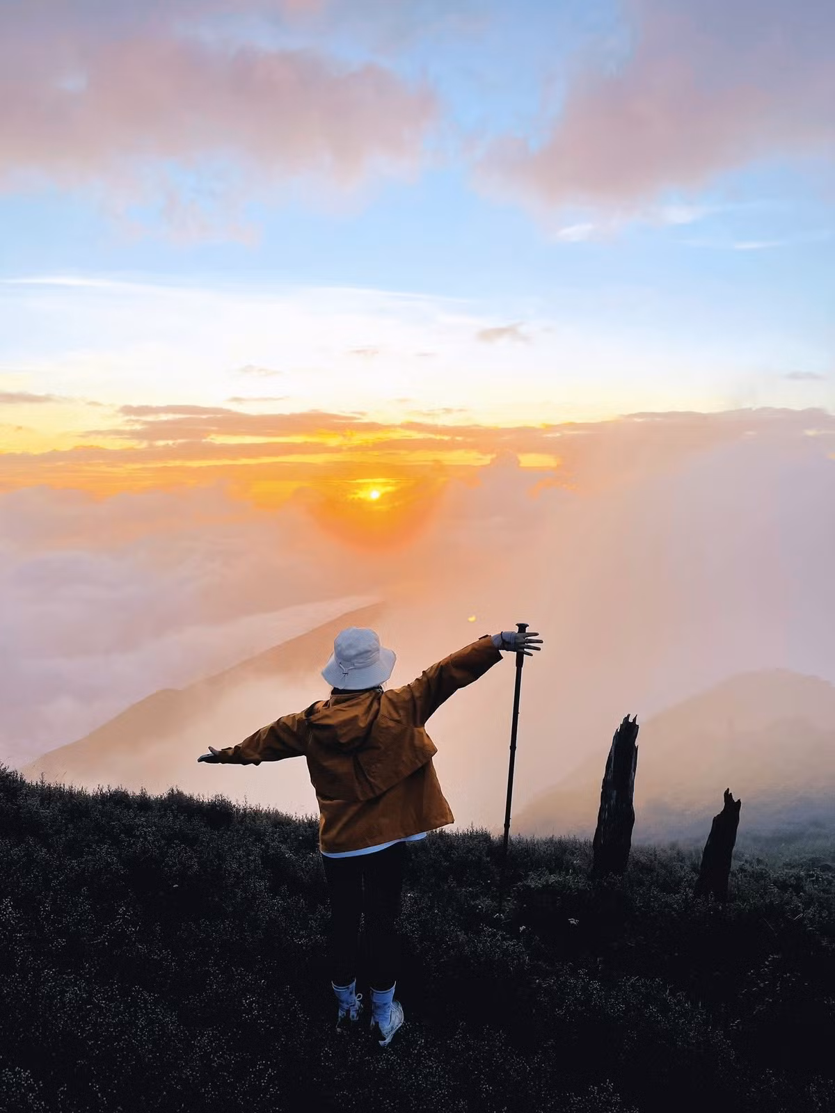 Địa hình Tà Chì Nhù thay đổi đa dạng từ chân đến đỉnh: rừng cây tán thấp, vượt suối, rừng trúc lùn, đồng cỏ, rồi lên đến đồi trọc gần đỉnh. Không gian mở rộng, thoáng đãng trên đỉnh cho phép du khách phóng tầm mắt bao quát thung lũng và những dãy núi xung quanh. Ảnh Cu Mít