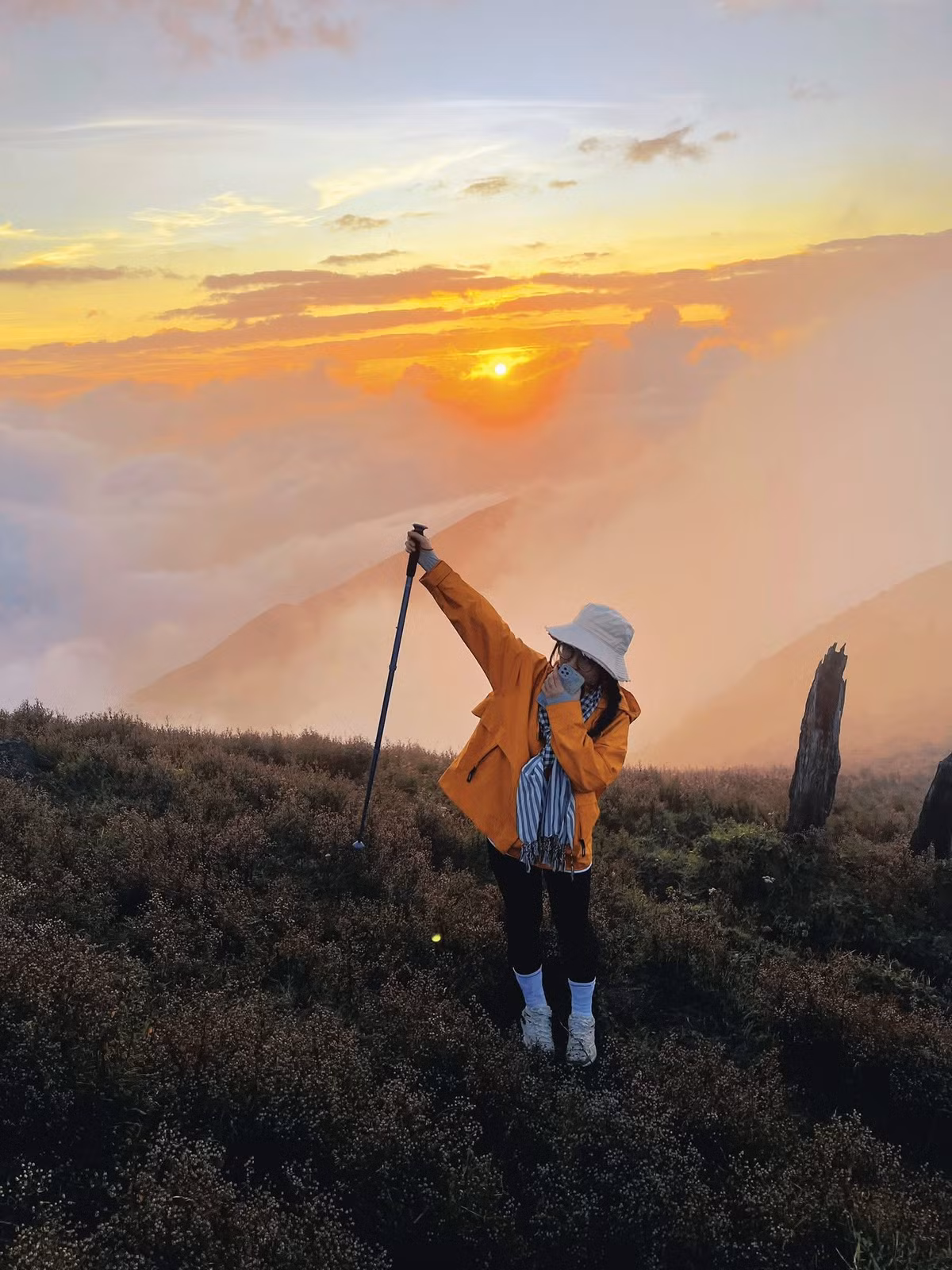 Chính vì vậy, nhiều đoàn lựa chọn leo lên đỉnh vào buổi chiều để thưởng ngoạn hoàng hôn. Khi ánh mặt trời buông dần, thung lũng trung tâm Trạm Tấu chuyển sắc từ vàng, hồng, tím, rồi hòa vào màu xanh lam cuối ngày trước khi đêm xuống, tạo nên khung cảnh tuyệt đẹp và khó quên. Ảnh Cu Mít