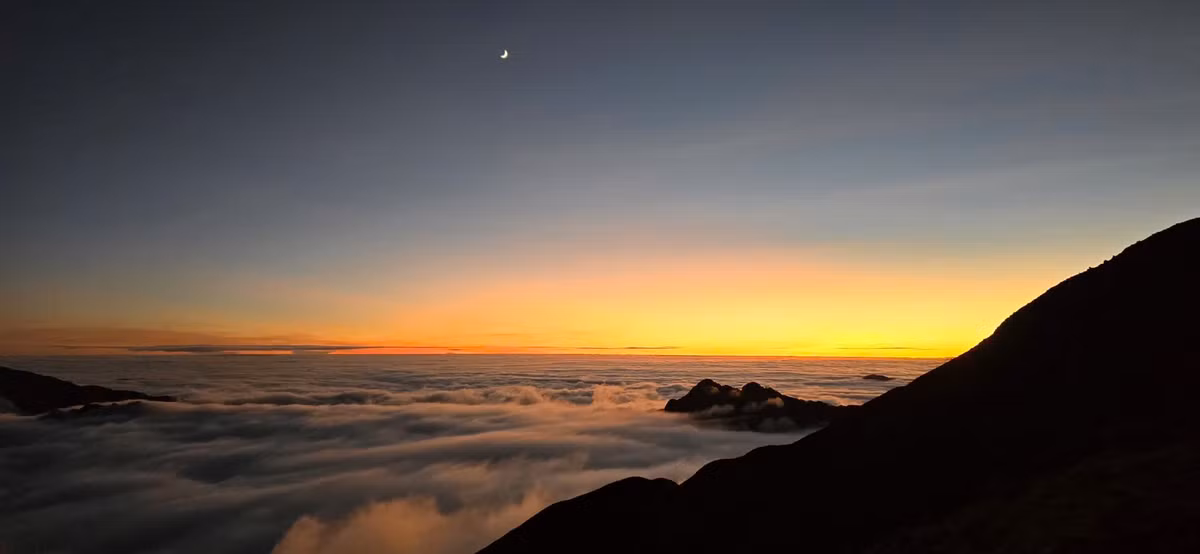 Để trải nghiệm trọn vẹn hành trình Tà Chì Nhù, du khách có thể lựa chọn các tour trekking 2 ngày 1 đêm hoặc 3 ngày 2 đêm từ các công ty lữ hành uy tín. Một số tour nổi bật gồm Tà Chì Nhù – Tổ Ong Adventure, với hành trình từ Mỏ Chì qua suối, rừng trúc và đồi Ba Cây lên lán nghỉ tại độ cao 2.400 m, ngày sau chinh phục đỉnh núi, săn mây và hoàng hôn. Ảnh Chúng ta đi đâu