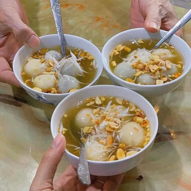 Bên cạnh đó, chè vừng đen đặc quánh, sánh mịn, thơm béo là lựa chọn lý tưởng để sưởi ấm cơ thể trong ngày lạnh. Một số địa chỉ nổi tiếng: Quán Cô Út, Chợ Đổ, Sủi Dìn Zhuang Tea. Ảnh checkin Hai Phong