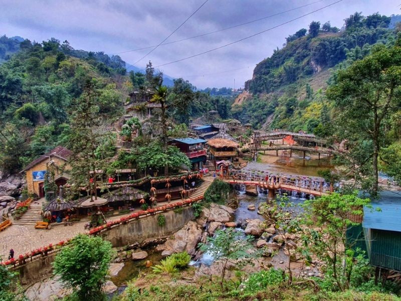 Vào dịp Tết Nguyên đán, Sa Pa hấp dẫn du khách bởi thời tiết se lạnh, khung cảnh vào xuân tràn ngập sắc màu rực rỡ của hoa mận, hoa đào… Ngoài ra, du lịch Sa Pa thời điểm này, du khách còn được hòa mình vào không khí lễ hội vui tươi với những phiên chợ tình vùng cao và các hoạt động văn hóa, trải nghiệm ẩm thực đặc sắc. Ảnh MIA