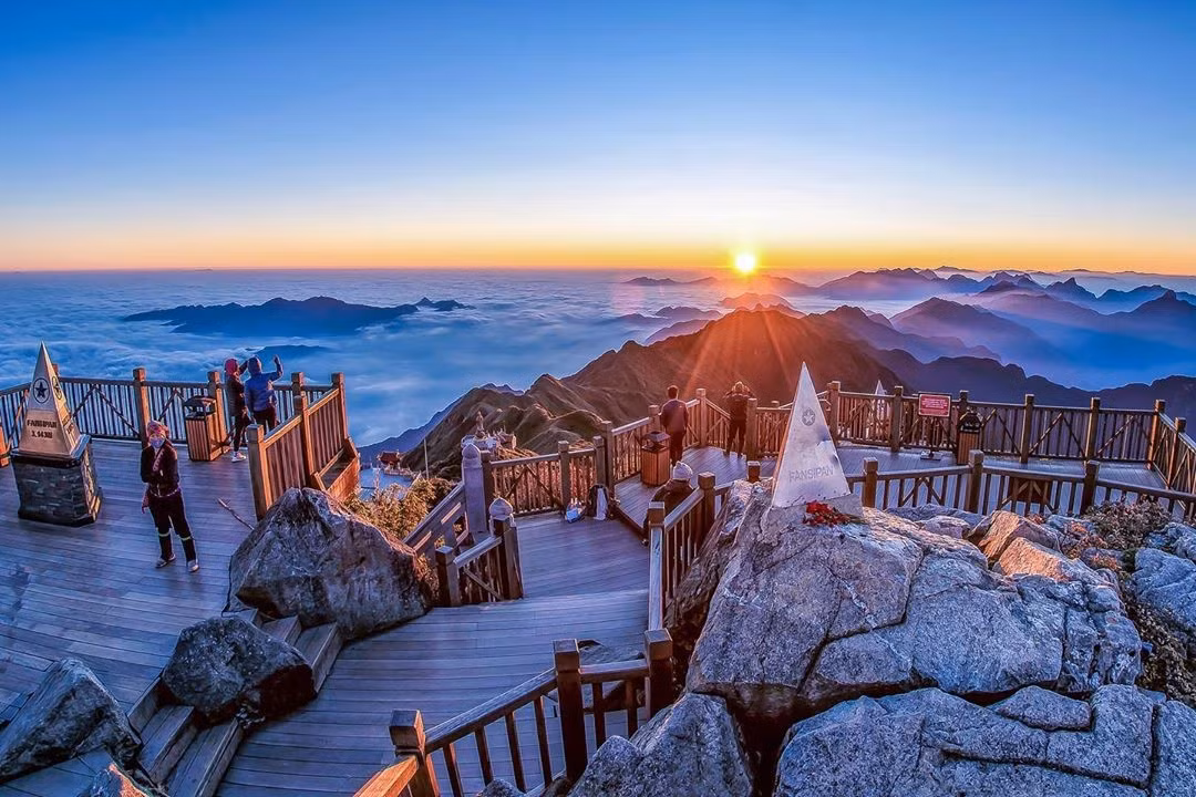 Nếu hỏi Tết đi du lịch ở đâu miền Bắc, nhiều du khách sẽ không ngần ngại lựa chọn Sa Pa (Lào Cai) làm điểm dừng chân. Điểm đến này nằm dưới chân dãy Hoàng Liên Sơn hùng vĩ và chỉ cách Hà Nội 5 - 6 giờ di chuyển bằng đường cao tốc. Ảnh MIA