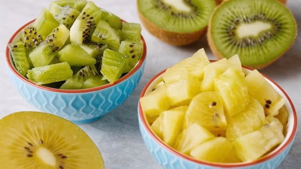 Kiwi không chỉ giàu vitamin C mà còn hỗ trợ sản sinh collagen, giúp da săn chắc. Hàm lượng vitamin E dồi dào trong kiwi giúp giữ ẩm và làm sáng da, là lựa chọn lý tưởng cho mùa đông. Ảnh minh họa