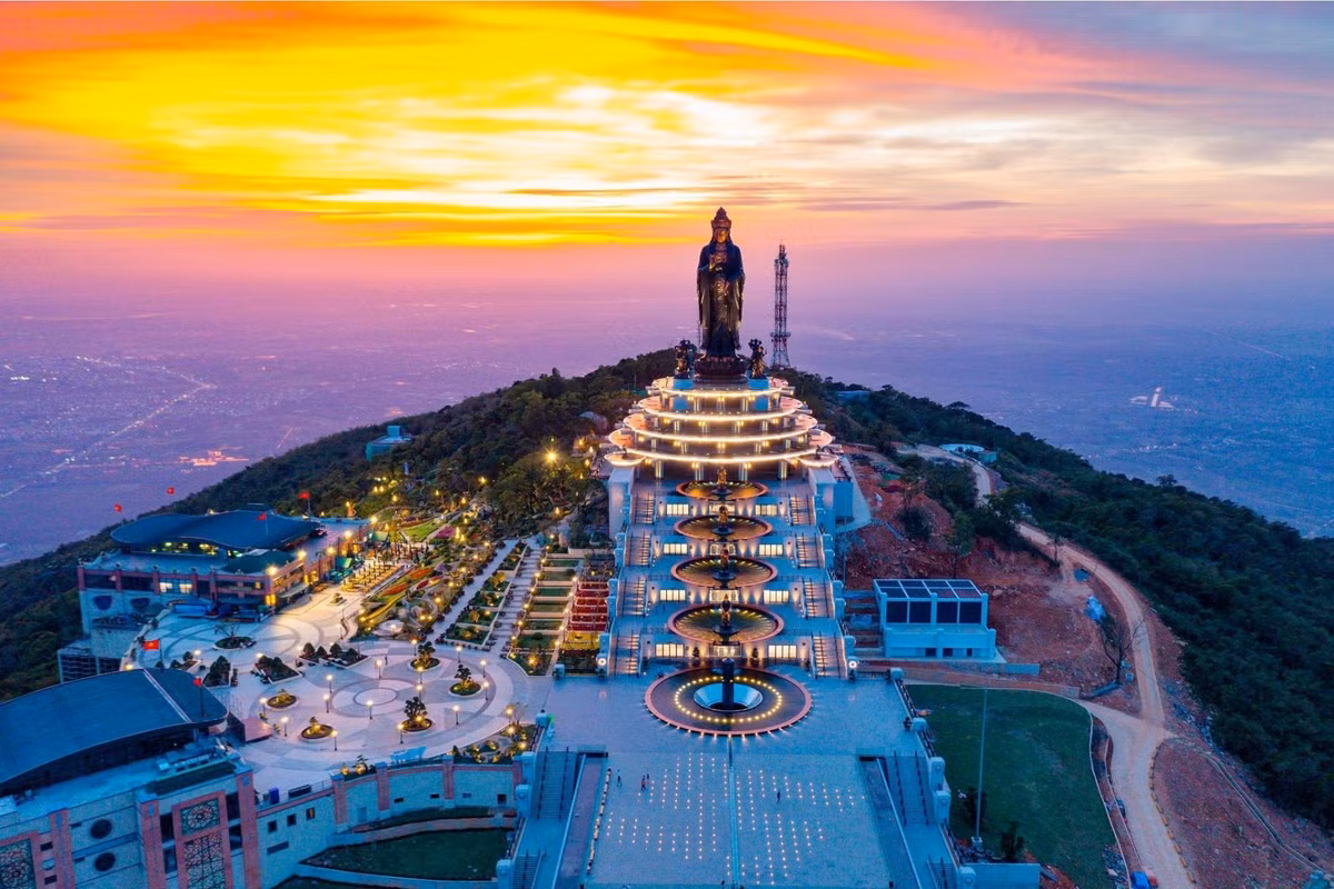 Nhắc đến du lịch tâm linh Tây Ninh, Núi Bà Đen luôn là điểm đến được nhiều người lựa chọn. Với độ cao nổi bật giữa vùng Đông Nam Bộ, ngọn núi này từ lâu được xem là “linh sơn” trong đời sống tinh thần của người dân địa phương, gắn liền với tín ngưỡng thờ Linh Sơn Thánh Mẫu. Ảnh iVIVU