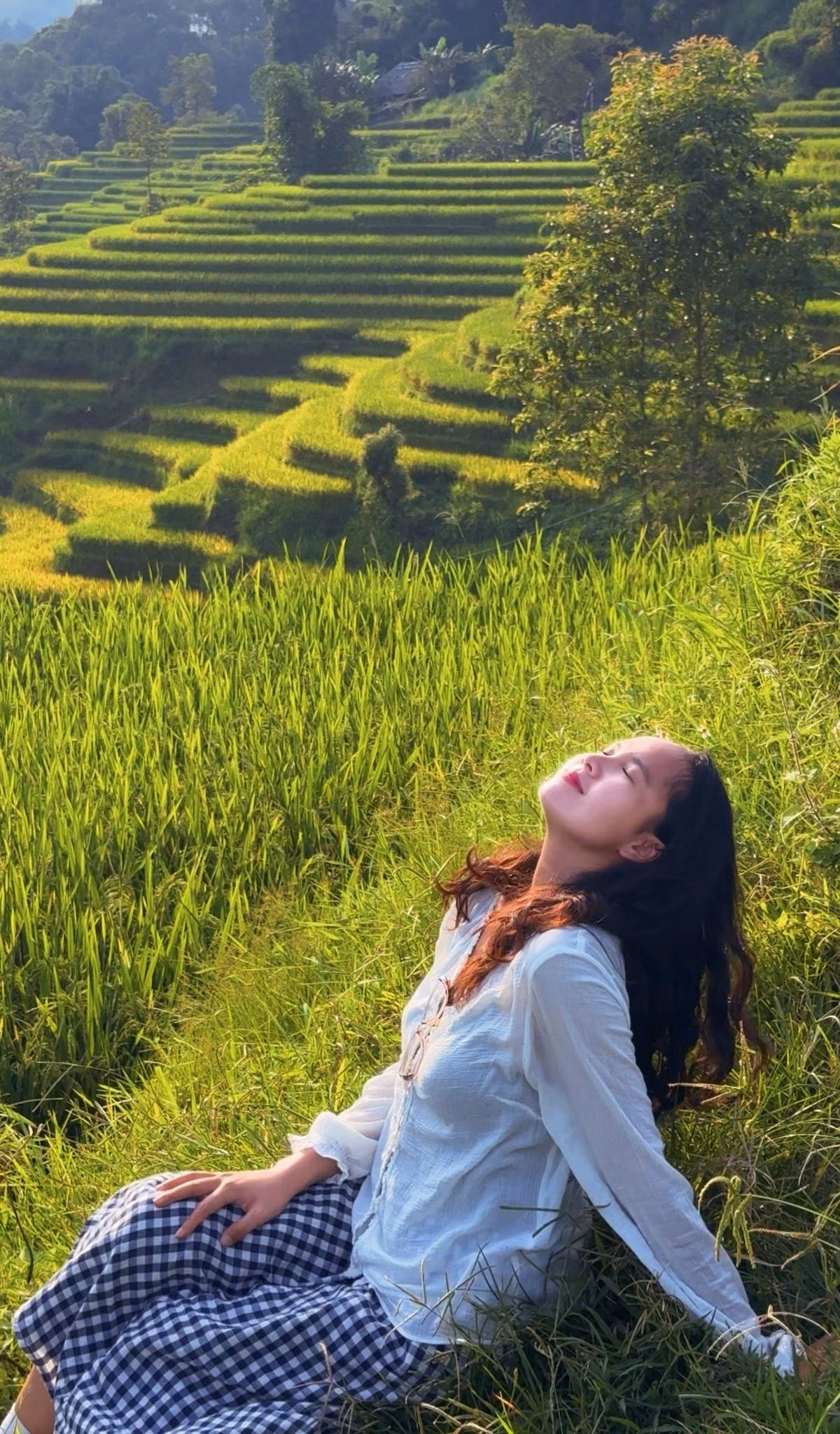 Một du khách chia sẻ: “Đứng giữa mùi lúa thơm, nhắm mắt để cảm nhận gió mơn man, tôi chỉ muốn hít thật sâu để giữ trọn khoảnh khắc. Cảnh tượng ấy không dễ tìm thấy ở những điểm đông đúc khác của Sa Pa”. Ảnh Fanpage Chuyện của Hậu