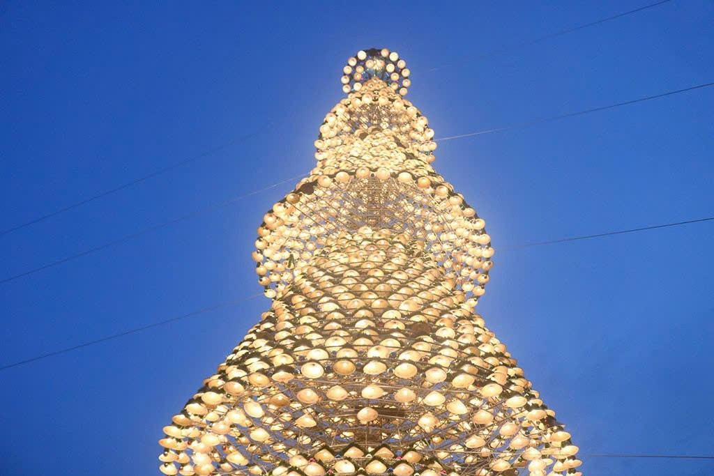 Cây thông độc đáo này cũng góp phần quảng bá văn hóa Việt đến du khách gần xa. Ảnh Hà Linh