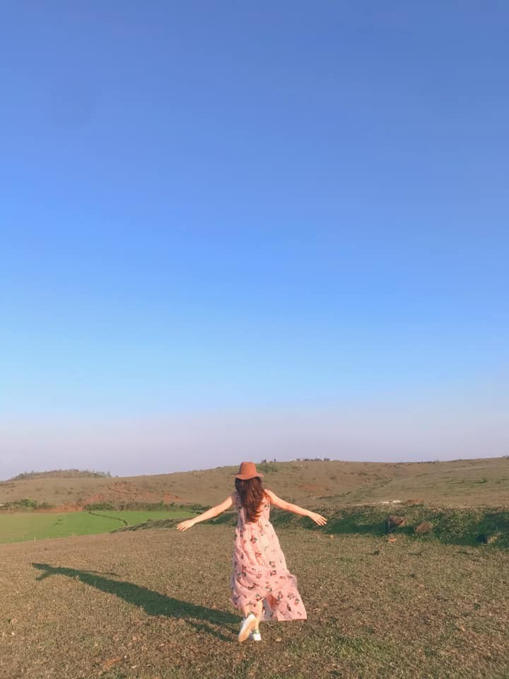 Thảo nguyên Bùi Hui không ồn ào, không thương mại hóa – chính nét hoang sơ và bình dị ấy đang dần đưa nơi đây trở thành một trong những điểm đến lý tưởng cho mùa hè. Ảnh Yến Nhi