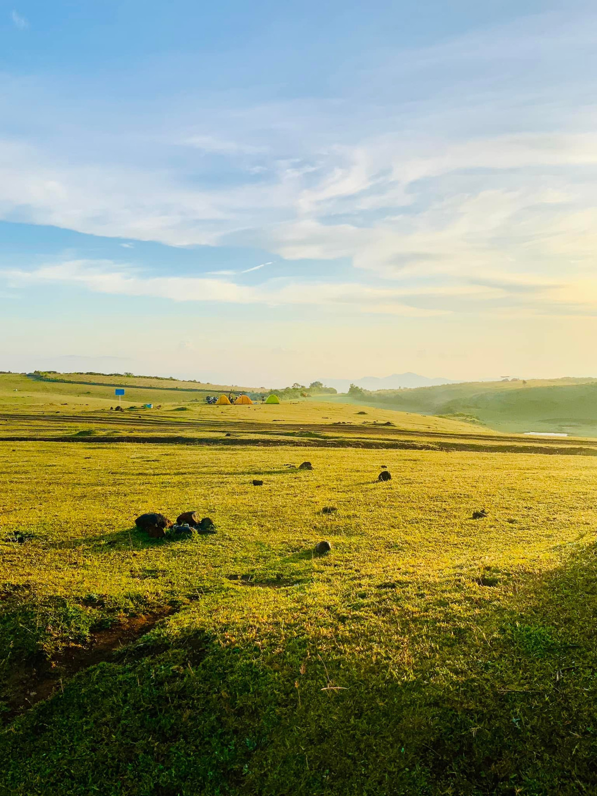 Tuy nhiên, nếu đi tự túc, du khách nên lưu ý mang theo đủ lều trại, đèn pin, nước uống, đồ ăn khô vì khu vực này chưa có hàng quán hay cơ sở dịch vụ. Ban đêm khá lạnh, nên chuẩn bị thêm áo ấm và túi ngủ. Ảnh Nguyễn Ngọc Minh