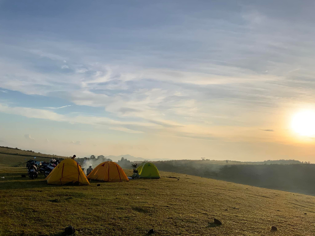 Vietravel trung tâm Đà Nẵng xây dựng tour “Tây Nguyên – Quảng Ngãi” kết nối Bùi Hui, thác Trà Bồng và các điểm di sản địa phương. Với nhóm du khách từ Phú Yên, Bình Định, đơn vị Phú Yên Tour cũng mở hành trình xe máy khám phá sinh thái, picnic nhẹ nhàng và tắm suối gần Bùi Hui. Ảnh Nguyễn Ngọc Minh