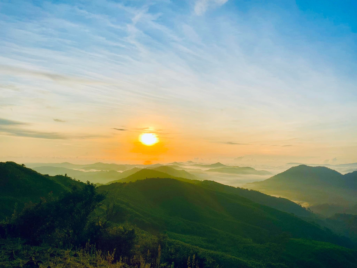 Điểm đặc biệt của Bùi Hui là dù nằm ở miền Trung, nơi thường xuyên nắng gắt, nhưng thời tiết ở đây lại mát mẻ quanh năm. Vào mùa hè, trời ít mưa, thảo nguyên khoác lên mình màu xanh mướt như nhung, mây trắng lững lờ quanh các triền đồi, khiến du khách như lạc vào một thế giới khác biệt. Ảnh Nguyễn Ngọc Minh