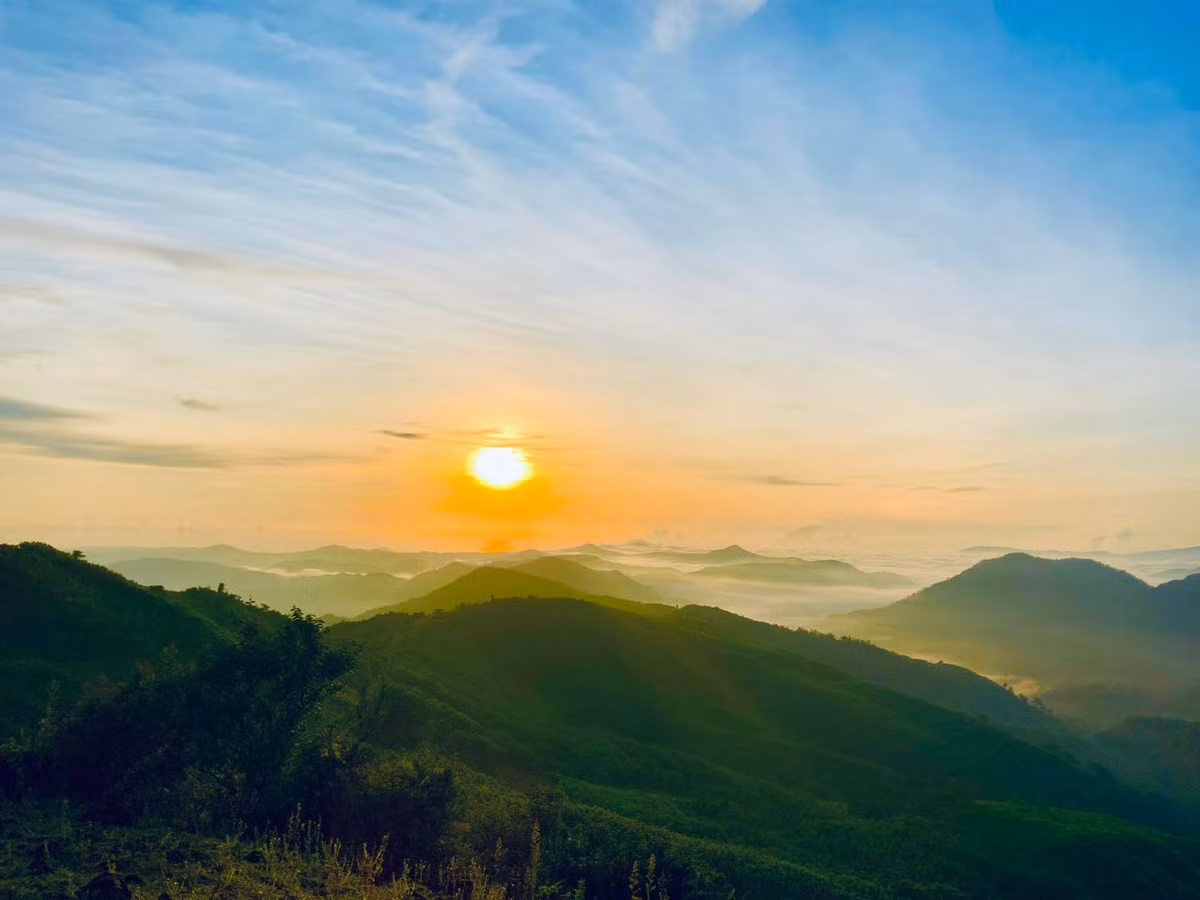 Điểm đặc biệt của Bùi Hui là dù nằm ở miền Trung, nơi thường xuyên nắng gắt, nhưng thời tiết ở đây lại mát mẻ quanh năm. Vào mùa hè, trời ít mưa, thảo nguyên khoác lên mình màu xanh mướt như nhung, mây trắng lững lờ quanh các triền đồi, khiến du khách như lạc vào một thế giới khác biệt. Ảnh Nguyễn Ngọc Minh