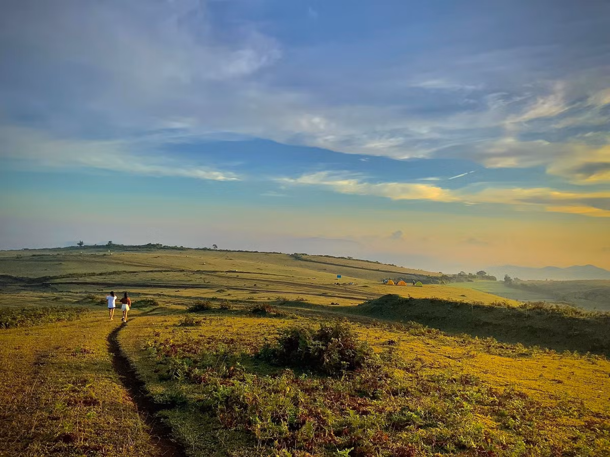 Chị Thảo Nhi (28 tuổi, Đà Nẵng) chia sẻ: “Tôi chọn tour cắm trại Bùi Hui vào cuối tuần, thích nhất là cảnh sáng sớm mở lều ra thấy cả biển mây. Không cần đi xa mới có thiên nhiên đẹp đến vậy.” Các tour thường có sẵn dịch vụ dẫn đường, dựng lều, ăn uống, đảm bảo an toàn và phù hợp cả với người lớn tuổi, trẻ nhỏ. Ảnh Traveloka
