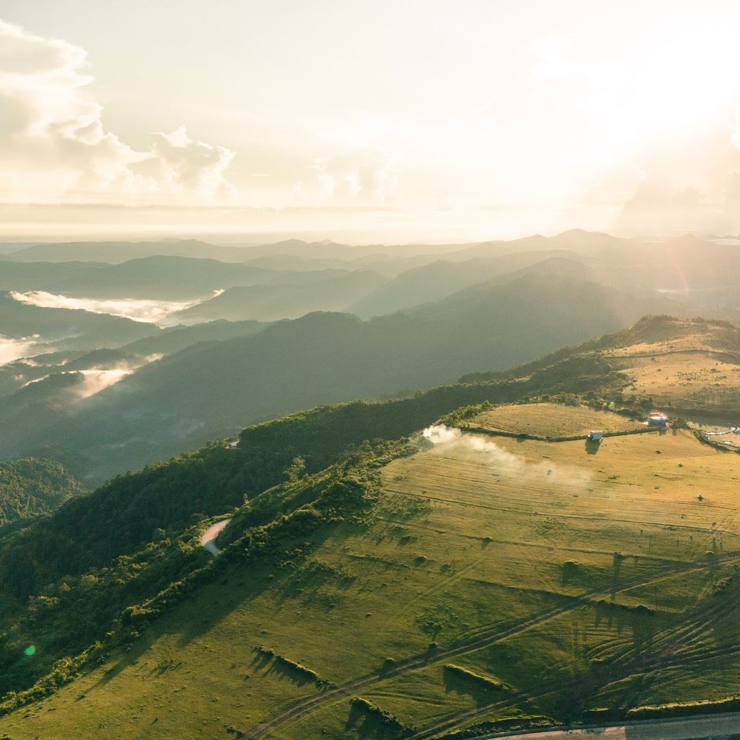 Nằm ở xã Ba Trang, huyện Ba Tơ, tỉnh Quảng Ngãi, thảo nguyên Bùi Hui gây ấn tượng bởi những triền cỏ mênh mông, không khí trong lành, mây vờn quanh đồi, gợi nhớ khung cảnh của một Măng Đen hay Đà Lạt thu nhỏ.Ảnh Nguyễn Ngọc Minh