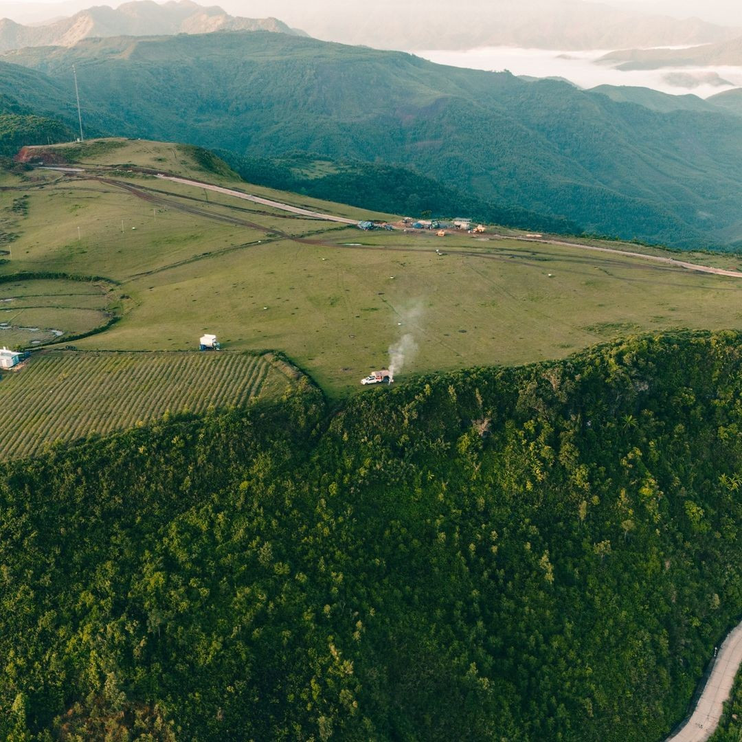 Từ chân đồi, chỉ cần đi bộ thêm khoảng 2 km là tới đỉnh – nơi mở ra một không gian bát ngát xanh ngắt, có thể dựng lều cắm trại, săn mây, dạo bộ hoặc đơn giản là nghỉ ngơi giữa khung cảnh yên tĩnh, không sóng điện thoại. Ảnh Nguyễn Ngọc Minh