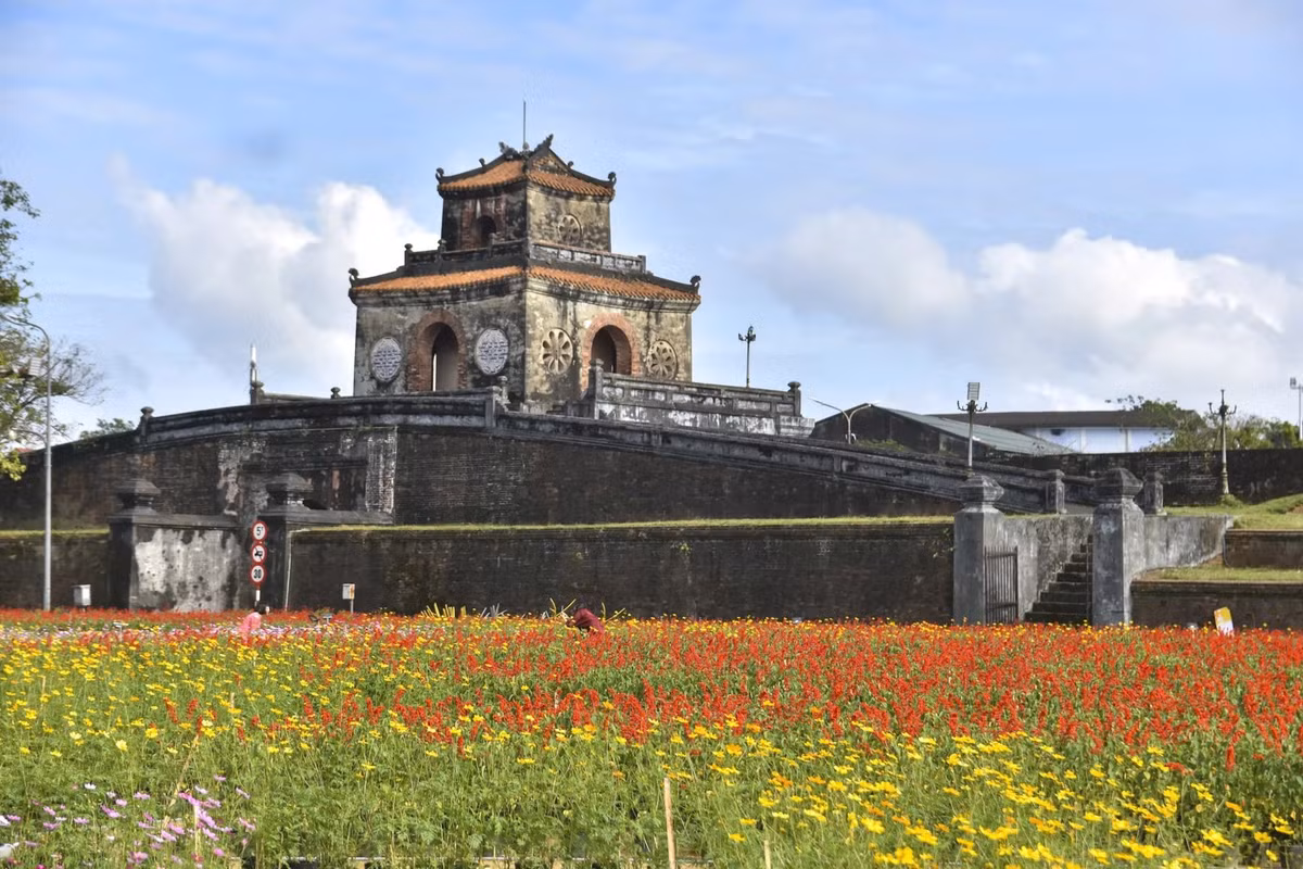 Với điểm nhấn nghệ thuật độc đáo này, Kinh thành Huế tiếp tục khẳng định sức hút trong hành trình du lịch mùa Tết. Đóa sen khổng lồ không chỉ là nơi lưu giữ những khoảnh khắc check-in đáng nhớ, mà còn góp phần làm giàu thêm trải nghiệm văn hóa, để mỗi du khách khi rời Huế đều mang theo dư vị của một mùa xuân nhẹ nhàng, tinh tế và đầy cảm xúc. Ảnh N.DO