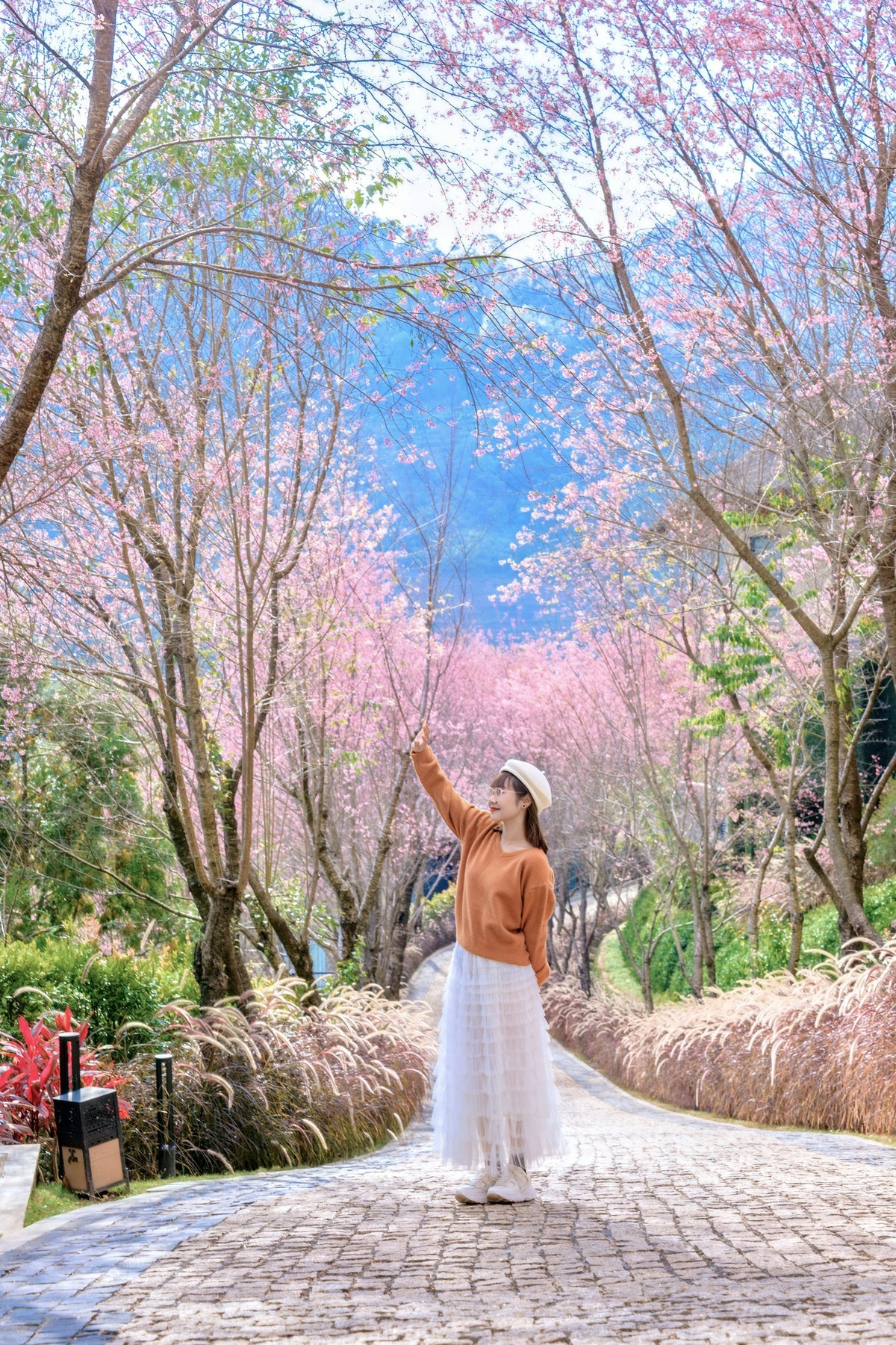 Du khách cần lưu ý, đường vào các điểm hoa khá dốc, xe máy yếu hoặc chở hai người dễ gặp khó khăn; người tay lái yếu nên cân nhắc thuê xe ôm địa phương. Ảnh Lê Huy Hoàng