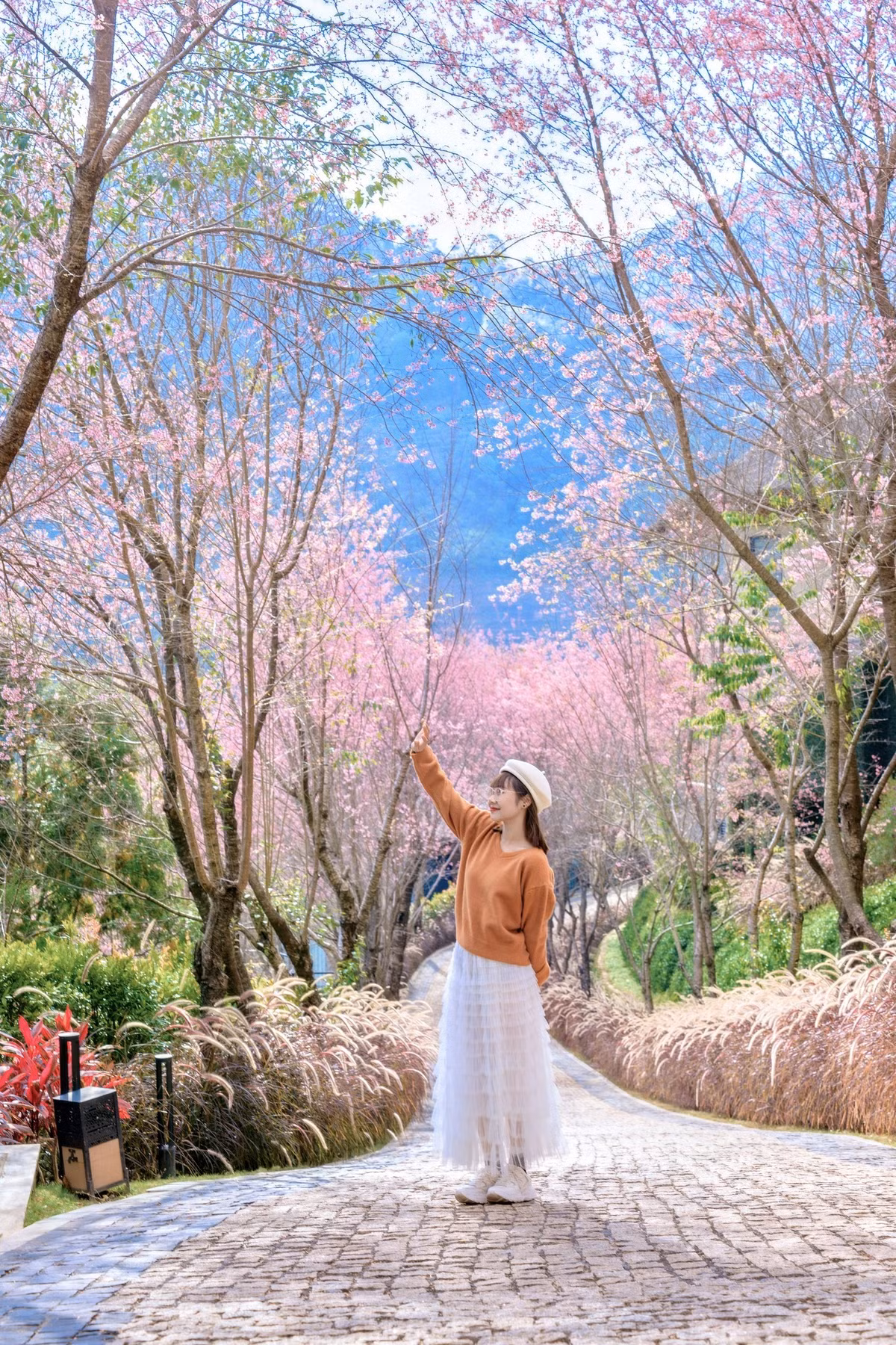 Du khách cần lưu ý, đường vào các điểm hoa khá dốc, xe máy yếu hoặc chở hai người dễ gặp khó khăn; người tay lái yếu nên cân nhắc thuê xe ôm địa phương. Ảnh Lê Huy Hoàng